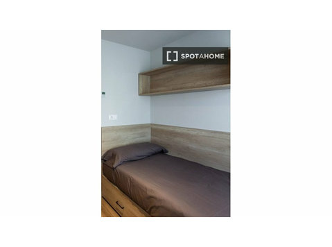 Room for rent in a residence in Bilbao - Za iznajmljivanje