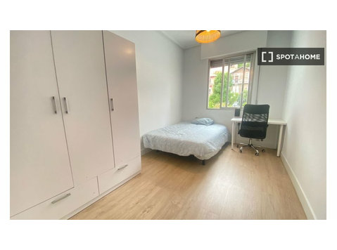 Room for rent in shared apartment in Bilbao - Под Кирија