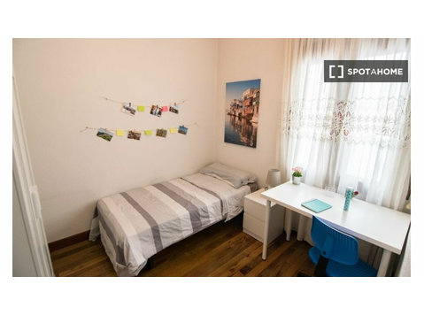 Bilbao'da ortak dairede kiralık oda - Kiralık