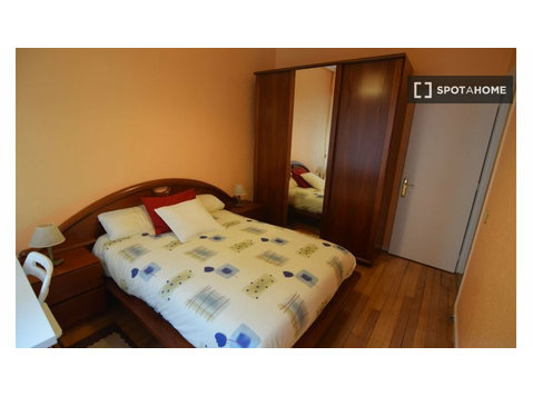 Room for rent in shared apartment in Bilbao - Под наем
