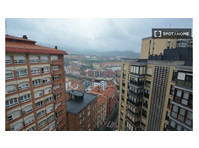 Room for rent in shared apartment in Bilbao - Na prenájom