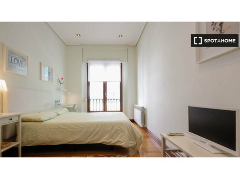 Abando ve Indautxu, Bilbao'da 4 yatak odalı dairede oda - Kiralık