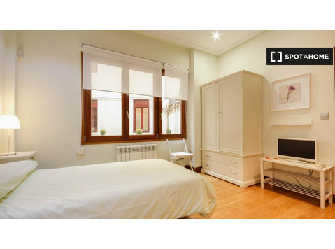 Room in 4-bedroom apartment in Abando and Indautxu, Bilbao - For Rent