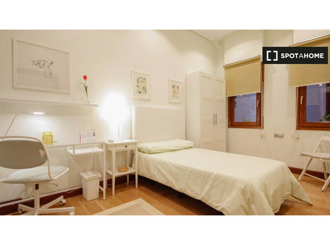 Room in 4-bedroom apartment in Abando and Indautxu, Bilbao - For Rent