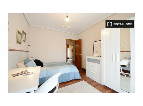 Room in 4-bedroom apartment in Bilbao - За издавање