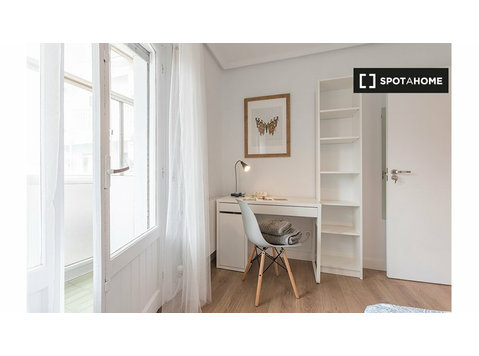 Chambre dans un appartement partagé à Bilbao avec balcon… - À louer