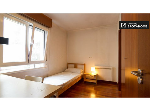 Stanza in affitto in appartamento con 4 camere da letto… - In Affitto