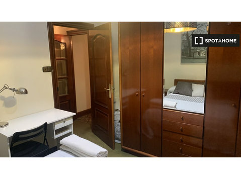 Pokoje do wynajęcia w mieszkaniu z 3 sypialniami w Bilbao - Do wynajęcia