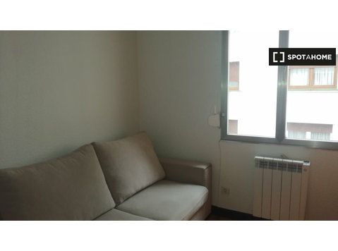 Rooms for rent in 3-bedroom apartment in Bizkaia - Kiadó