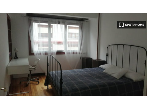 Rooms for rent in 3-bedroom apartment in Bizkaia - For Rent