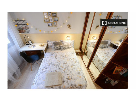 Zimmer zu vermieten in 4-Zimmer-Wohnung in Deusto, Bilbao - Zu Vermieten