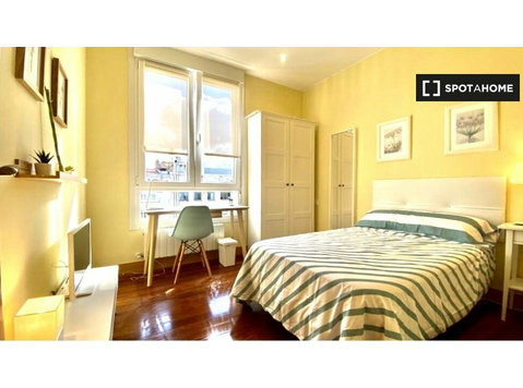 Rooms for rent in 5-bedroom apartment in Bilbao - الإيجار