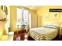 Rooms for rent in 5-bedroom apartment in Bilbao - Disewakan