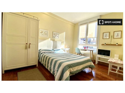 Rooms for rent in 5-bedroom apartment in Bilbao - 임대