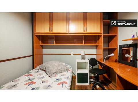 Rooms for rent in 5-bedroom apartment in Bilbao - Te Huur
