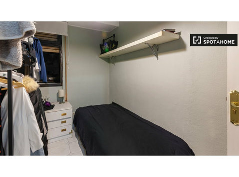 Rooms for rent in 5-bedroom apartment in Bilbao - Aluguel