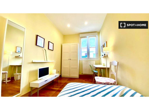 Pokoje do wynajęcia w 5-pokojowym mieszkaniu w Bilbao - Do wynajęcia