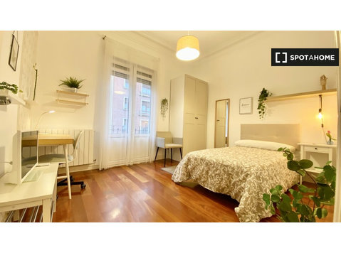 Zimmer zu vermieten in einer 5-Zimmer-Wohnung in Abando,… - Zu Vermieten