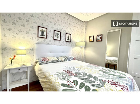 Geräumiges Zimmer in 5-Zimmer-Wohnung in Abando, Bilbao - Zu Vermieten