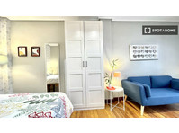 Spacious room in 5-bedroom apartment in Abando, Bilbao - 	
Uthyres