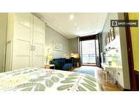 Spacious room in 5-bedroom apartment in Abando, Bilbao - 	
Uthyres
