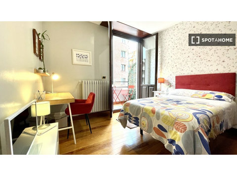 Geräumiges Zimmer in 5-Zimmer-Wohnung in Abando, Bilbao - Zu Vermieten