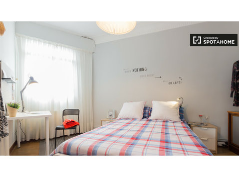 Rekalde, Bilbao'da 3 yatak odalı dairede güneşli oda - Kiralık