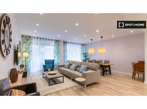 3-bedroom apartment for rent in Las Cortes, Bilbao - Appartementen