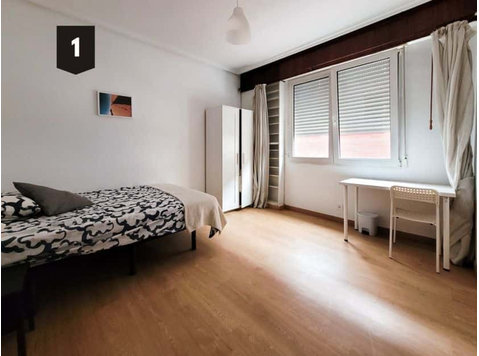 Habitación en piso de 4 habitaciones en Deusto - דירות