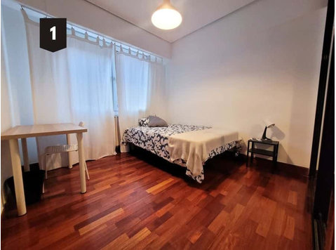 Habitación en piso de 5 habitaciones en Deusto - Apartamente