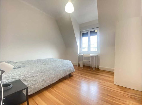 Habitación en piso de 5 habitaciones en Deusto - Mieszkanie