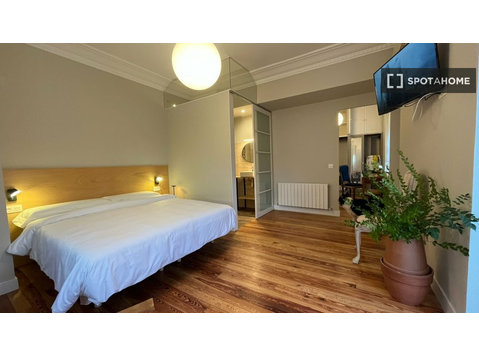 Donostia'da 4 yatak odalı dairede kiralık oda - Kiralık