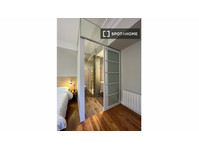 Room for rent in 4-bedroom apartment in Donostia - Под Кирија