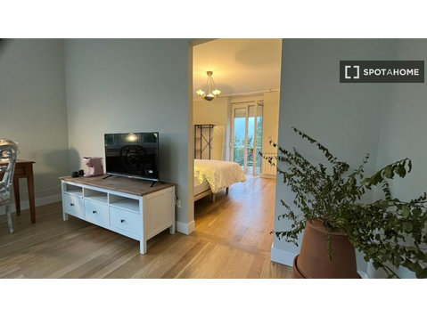 Room for rent in 4-bedroom apartment in Donostia - Под Кирија