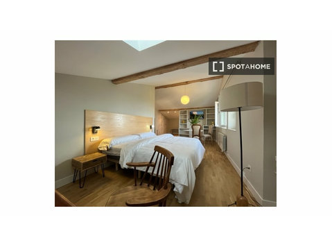 Room for rent in 4-bedroom apartment in Donostia - За издавање