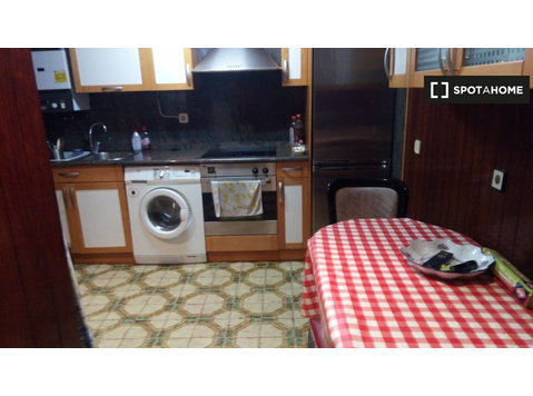 Room for rent in 4-bedroom apartment in San Sebastian - Til Leie