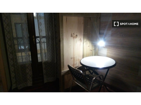 Room for rent in 4-bedroom apartment in San Sebastian - השכרה