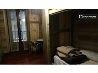 Room for rent in 4-bedroom apartment in San Sebastian - Aluguel
