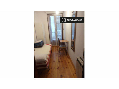 San Sebastian'da 4 yatak odalı dairede kiralık oda - Kiralık