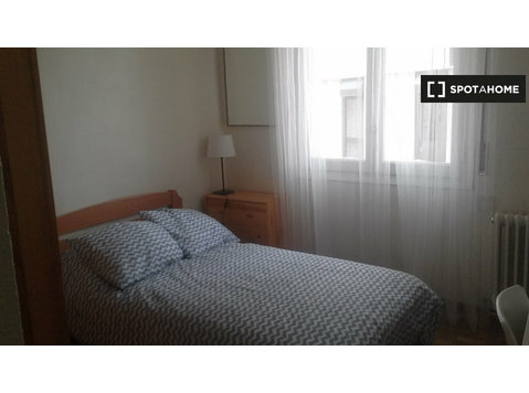 Pamplona'da 3 yatak odalı bir dairede kiralık oda - Kiralık