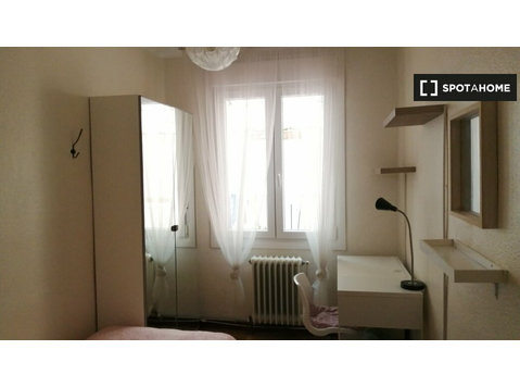 Room for rent in a 3-bedroom apartment in Pamplona - Под наем