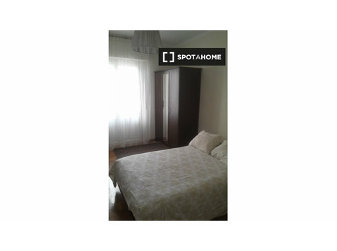 Se alquila habitación en piso de 3 habitaciones en Pamplona - Alquiler