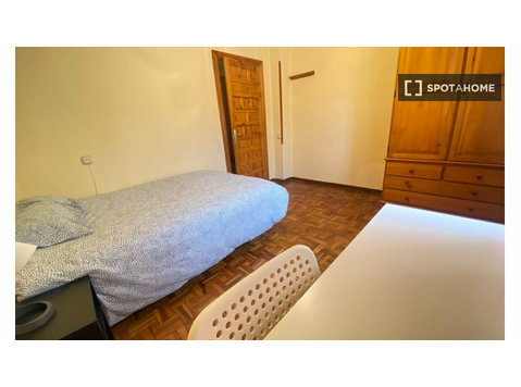Room for rent in shared apartment in Pamplona - השכרה