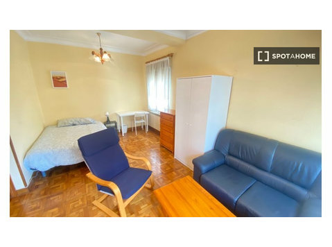 Chambre à louer dans un appartement partagé à Pampelune - À louer