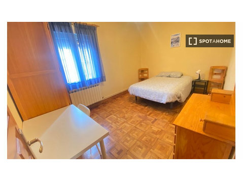 Zimmer zu vermieten in einer Wohngemeinschaft in Pamplona - Zu Vermieten