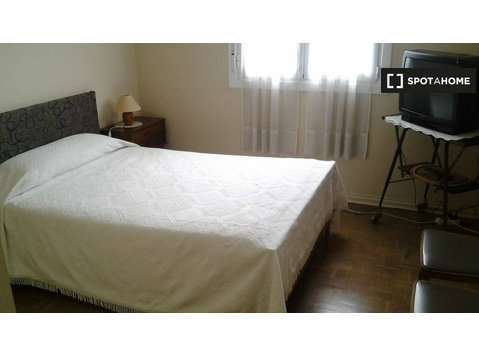 Rooms for rent in 2-bedroom apartment in San Sebastian - Til leje