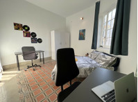 Flatio - all utilities included - Private room in Co-Living… - Комнаты