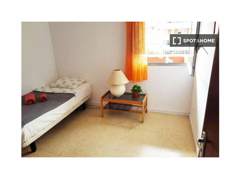Room for rent in 4-bedroom apartment in Las Palmas - For Rent