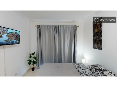 Room for rent in 4-bedroom apartment in Las Palmas - Annan üürile