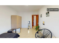 Room for rent in 4-bedroom apartment in Las Palmas - Аренда